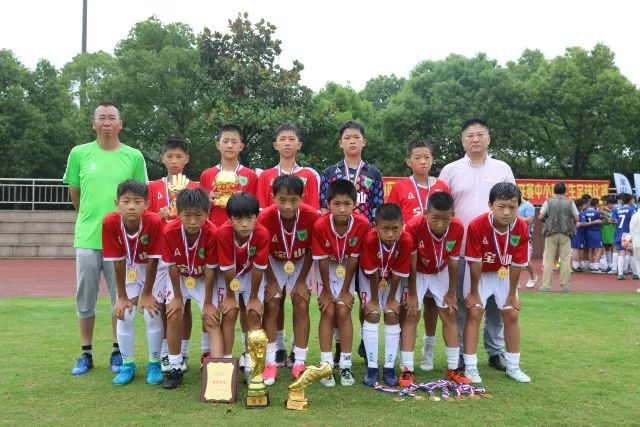 记者：李凯尔脚部仍有些肿胀 正常走路无大碍